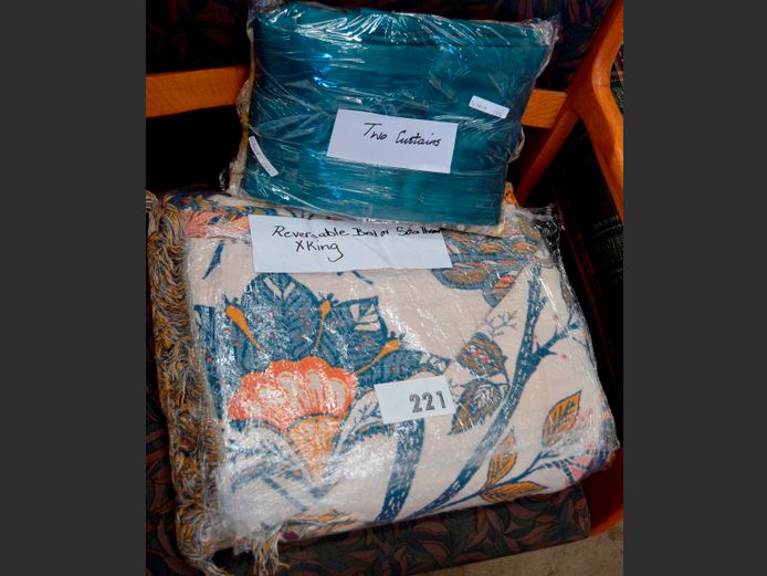 LOT: 2 x DROPS OF CURTAINS & A KING SIZE REVERSIBLE COMFORTER [22,27]