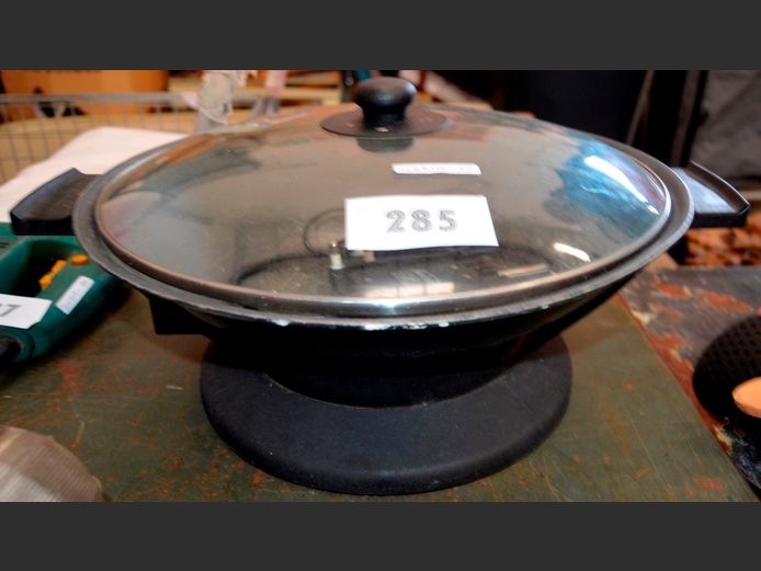 SUNBEAM DELUXE ELECTRIC WOK [Switches on]