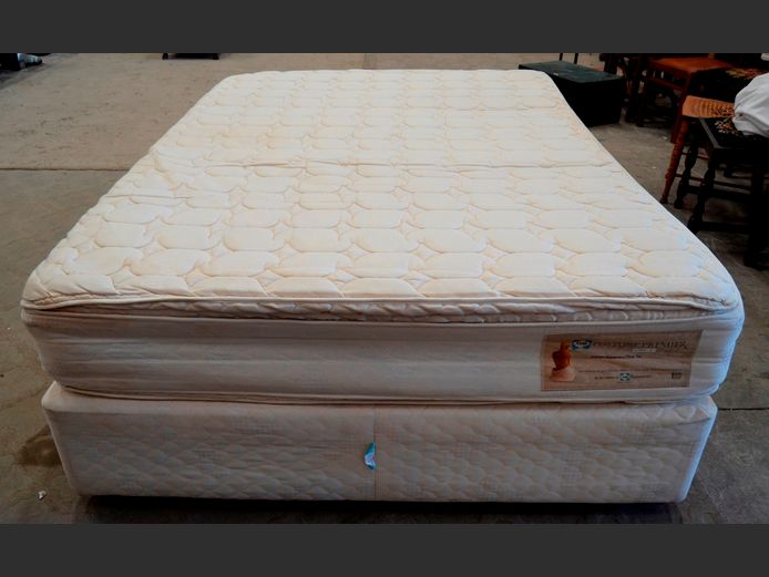 POSTURE PREMIER QUEEN SIZE BED BASE & MATTRESS SET [Light stains]