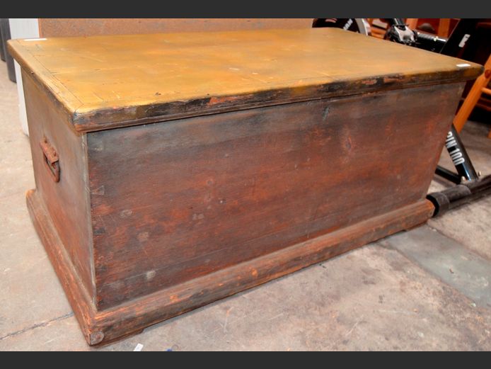 PAINTED KIST, 100 x 51 x 47cm [Needs re-painting] [#: 422545813]