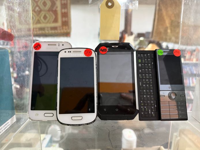 Lot of Cellphones 