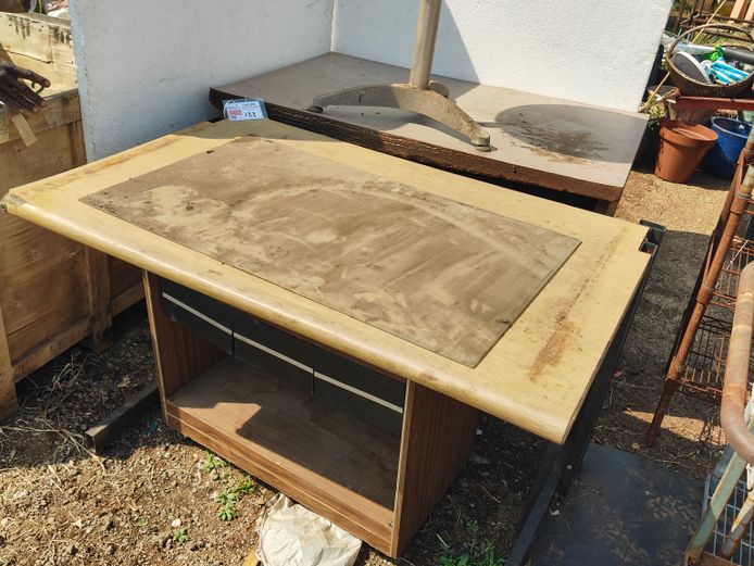 LOT DESKS