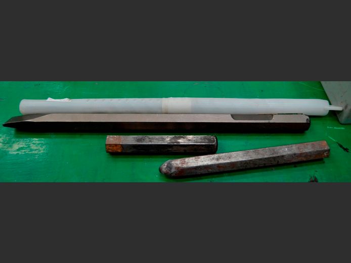 LOT: COLD CHISEL & A LARGE DRILL BIT
