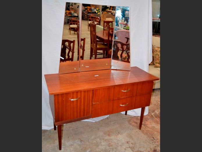 MID-CENTURY SAPELE MAHOGANY DRESSING TABLE WITH WINGBACK MIRRORS, 121 x 46 x 149cm [1 mirror cracked]