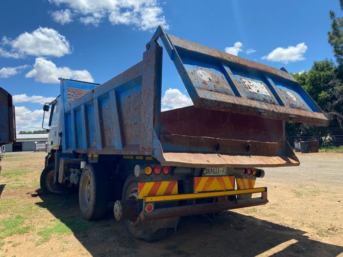 MERCEDES BENZ 3331 TIPPER TRUCK