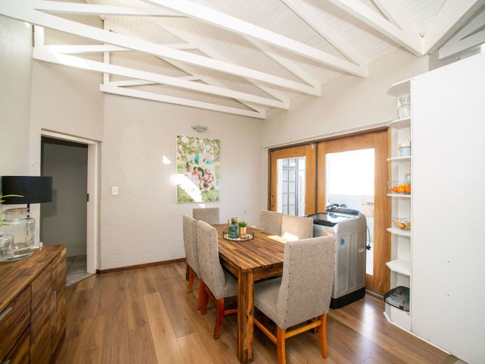 Stylish 3-Bedroom Home in East Village Sunward Park