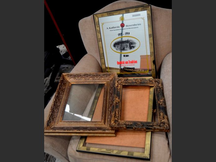 LOT: 2 x BAR MIRRORS & PICTURE FRAMES