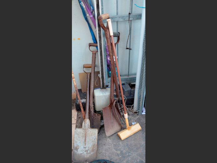 ASSORTED GARDEN TOOLS