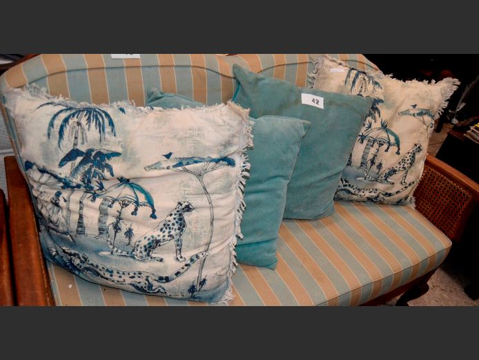LOT: 2 x PAIRS SCATTER CUSHIONS [Need a good clean]
