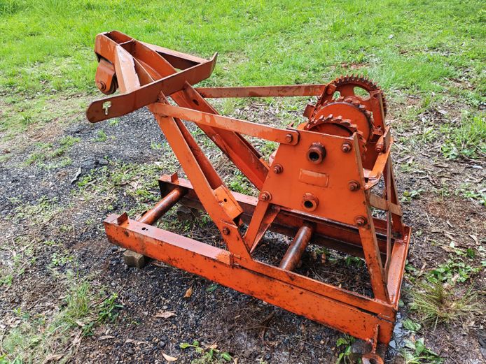 TOW IN BAKKIE WINCH FRAME