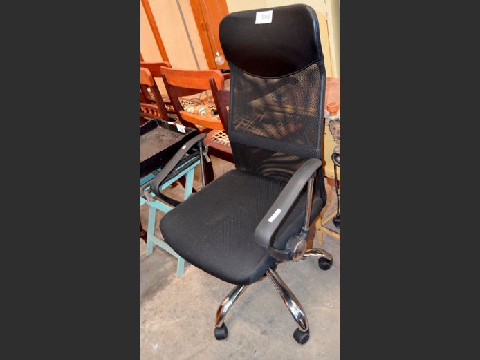 BLACK MESH BACK SWIVEL OFFICE CHAIR