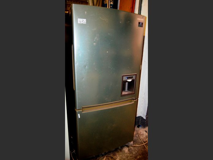 SAMSUNG METALLIC FINISH FRIDGE FREEZER WITH WATER DISPENSER [Getting cold, dented]