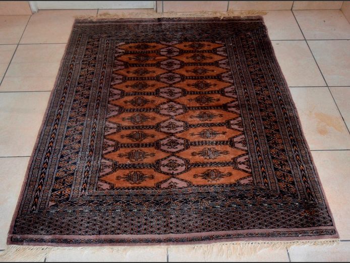 BLACK & BROWN PERSIAN RUG, 160 x 123cm