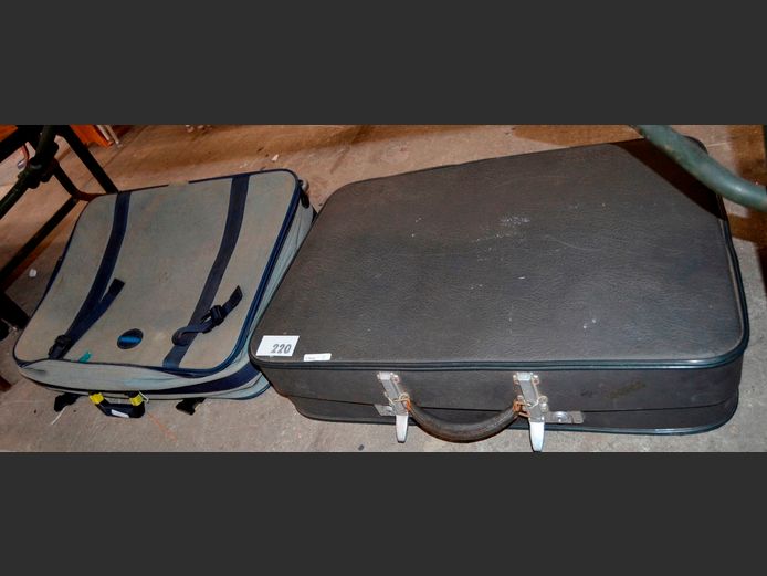 LOT: 2 x SUITCASES