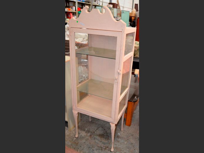 WHITE PAINTED SINGLE DOOR VITRINE [Glass to door & 1 side broken], 53 x 38 x 145cm
