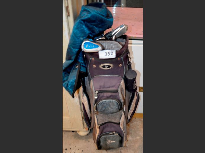 DUNLOP GOLF BAG WITH LADIES CLUBS