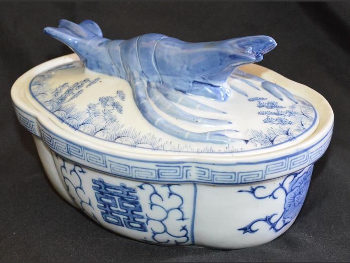 CHINESE BLUE & WHITE CERAMIC LIDDED PRAWN DISH, 32 x 15 x 12cm