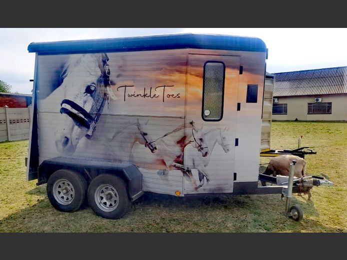 HORSEBOX; HNL787FS; 2010