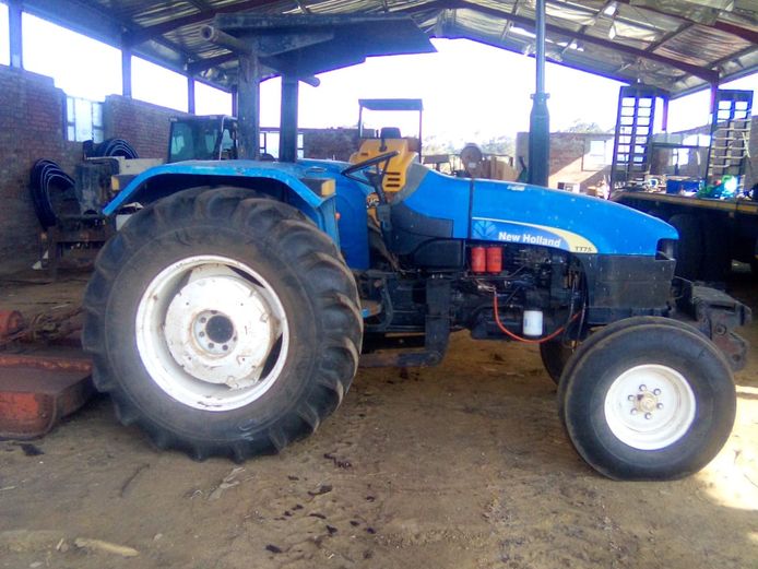 2006 NEW HOLLAND TRACTOR TT75