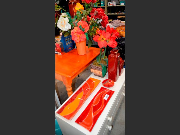 VASES WITH EVERLASTING FLOWERS, CERAMIC GINGER JAR WITH LID, etc