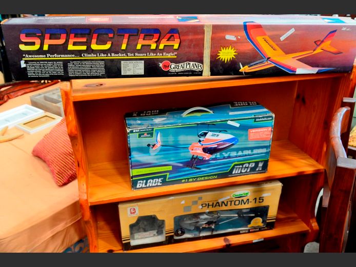 LOT: 2 x RADIO CONTROLLED HELICOPTERS & A SPECTRA PERFORMANCE PLANE [Untested]