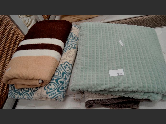 LOT: 5 x SOFT BLANKETS