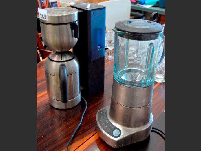 BOSCH COFFEE MAKER & BREVILLE BLENDER [Switch on, untested further] [#: 414186826]