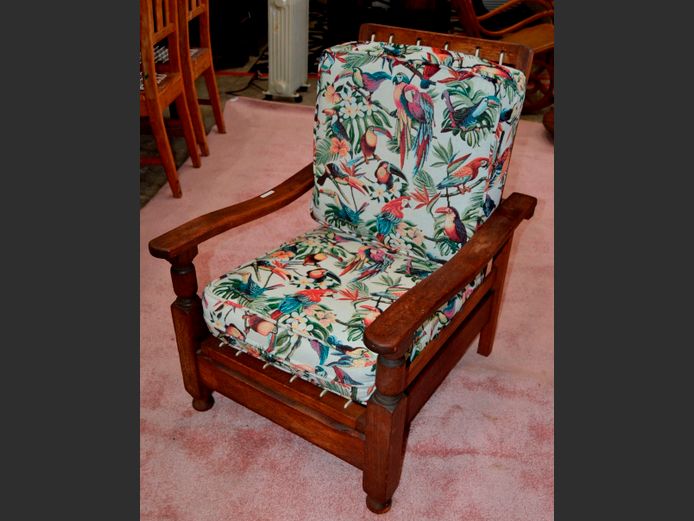 OAK & RIEMPIE MORRIS CHAIR WITH CUSHIONS