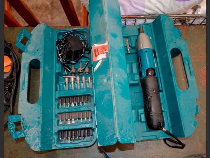 MAKITA CORDLESS DRILL WITH CHARGER & BITS IN CASE [Switches on]