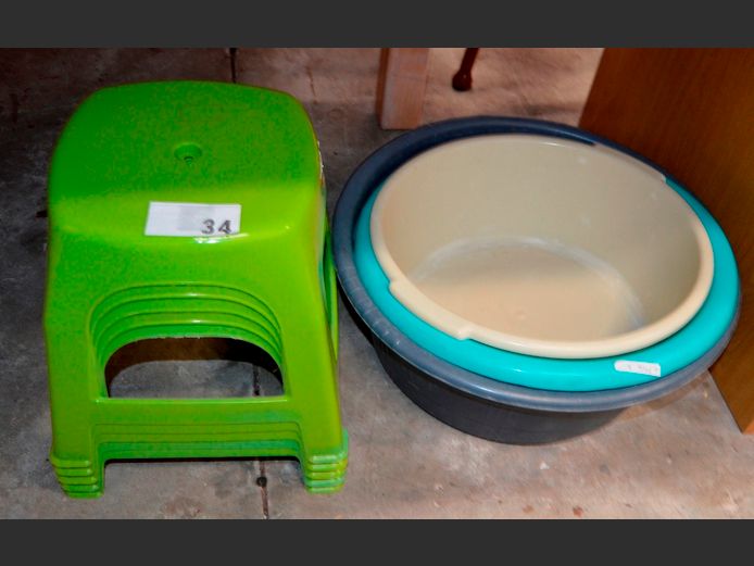LOT: 3 x PLASTIC BASINS & 5 CHILDREN'S STOOLS