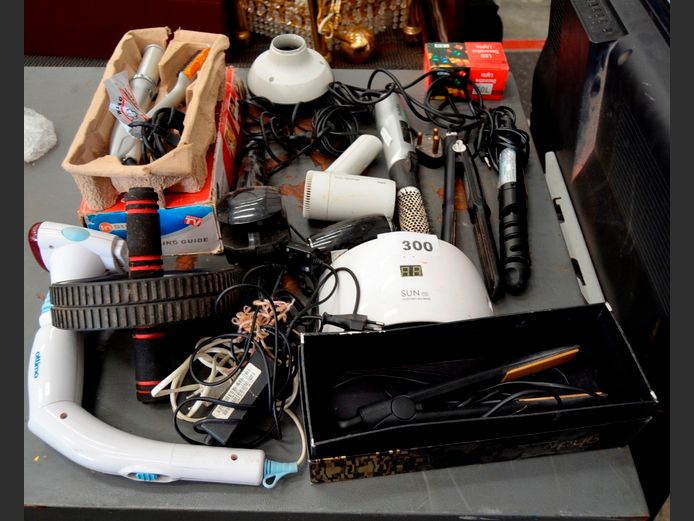 HAIRDRYERS, HAIR STYLER, CURLING IRON, etc [Switch on, untested further]