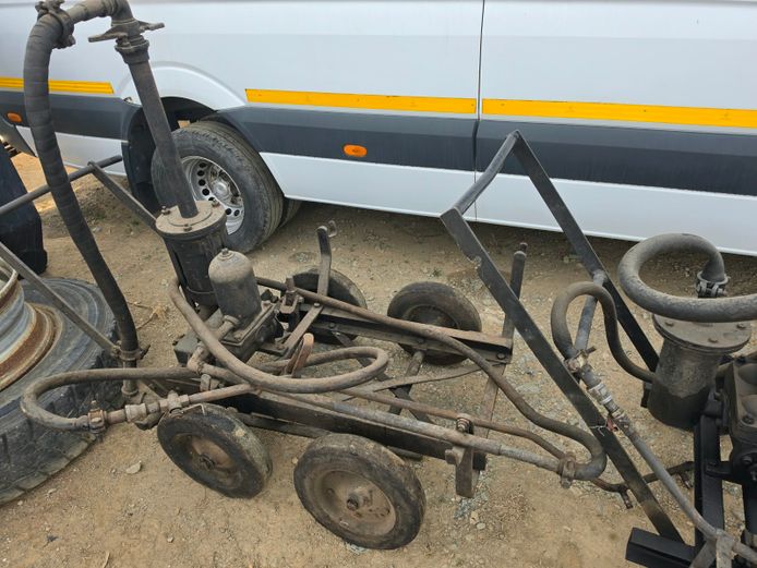 2 X HAND OPERATED TAR SPRAYER