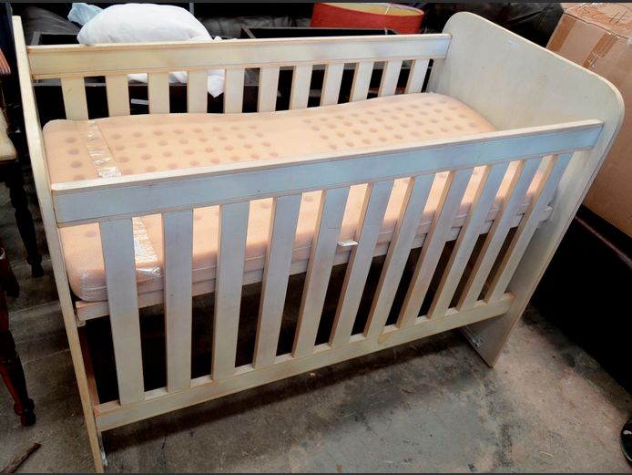 WHITE COT WITH MATTRESS, 120 x 66 x 92cm