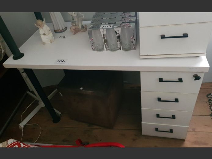 WHITE 4-DRAWER DESK