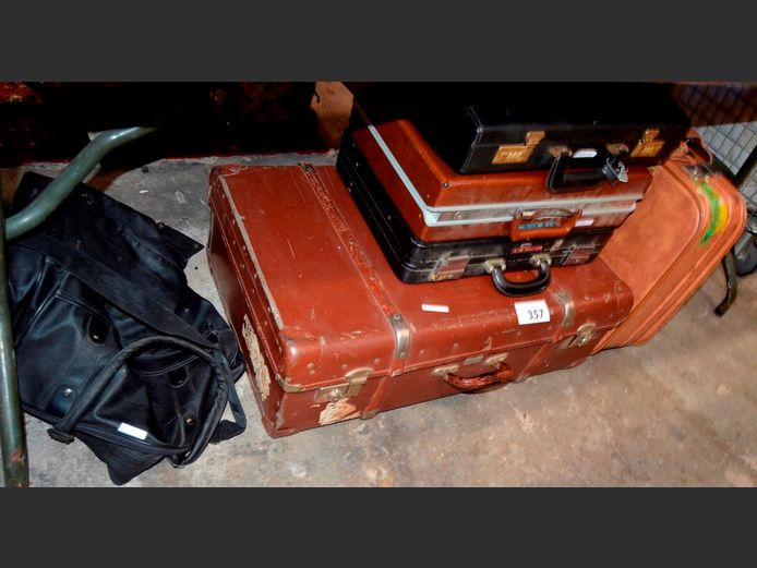 VINTAGE SUITCASES, BRIEFCASES, TOGBAGS, etc