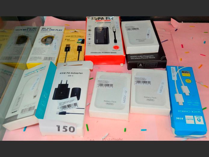 LOT: 4 x MAGSAFE CHARGERS, POWER BANKS, etc  [Untested] [31,33]