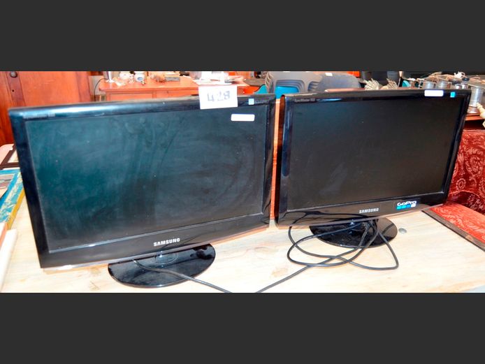 LOT: 2 x SAMSUNG 19" LCD COMPUTER MONITORS [Switch on, untested further] [8,22]