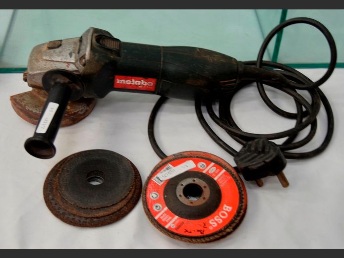 METABO 115mm ANGLE GRINDER WITH DISCS [Switches on, untested further]