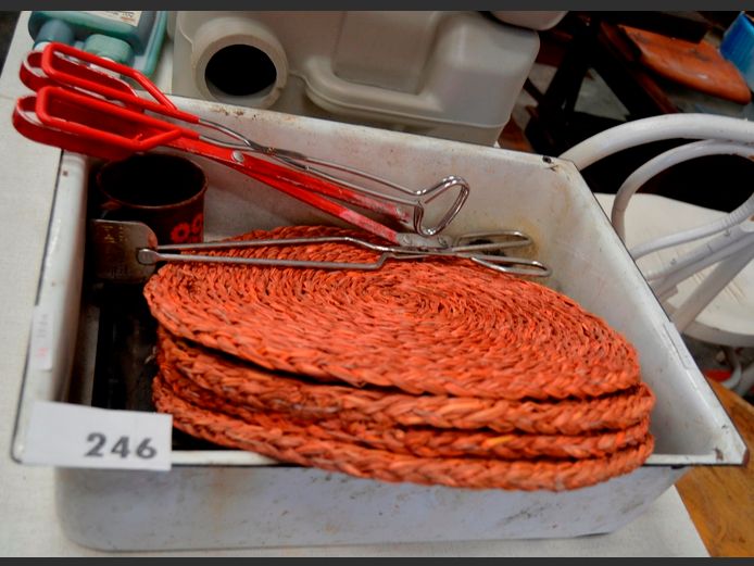 LOT: LARGE WHITE ENAMEL BASIN, 46 x 35 x 13cm, PLACEMATS, BRAAI TONGS, etc