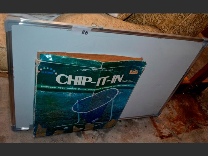 WALL MOUNT WHITEBOARD, 90 x 59cm, & A CHIP-IT-IN GOLF NET
