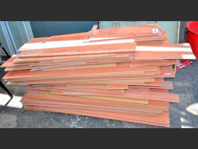 LOT: LAMINATE FLOORING