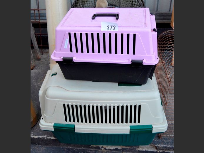 LOT: 2 x PET CARRIERS