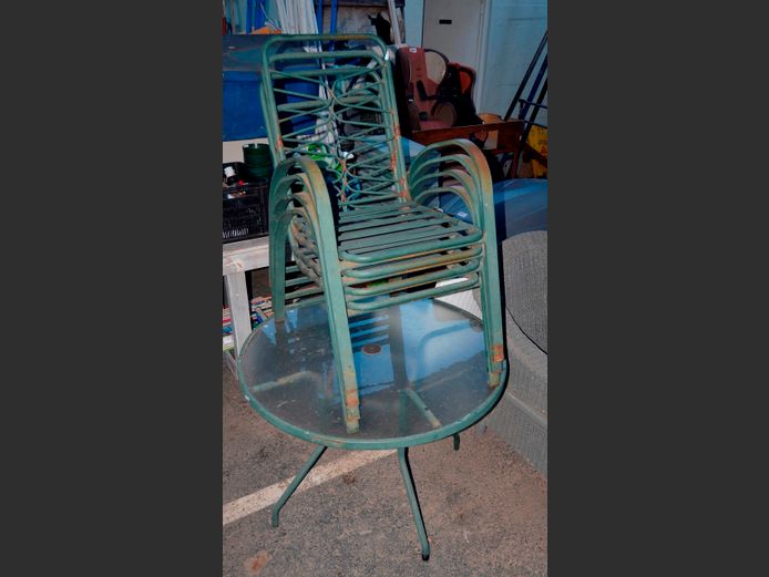 GREEN ALUMINIUM CIRCULAR PATIO TABLE WITH 4 MATCHING CHAIRS, 101cm Diameter x 71cm High [Rusty]