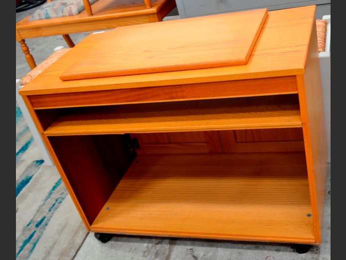 OAK FINISH 2-DOOR TV STAND, 83 x 47 x 65cm