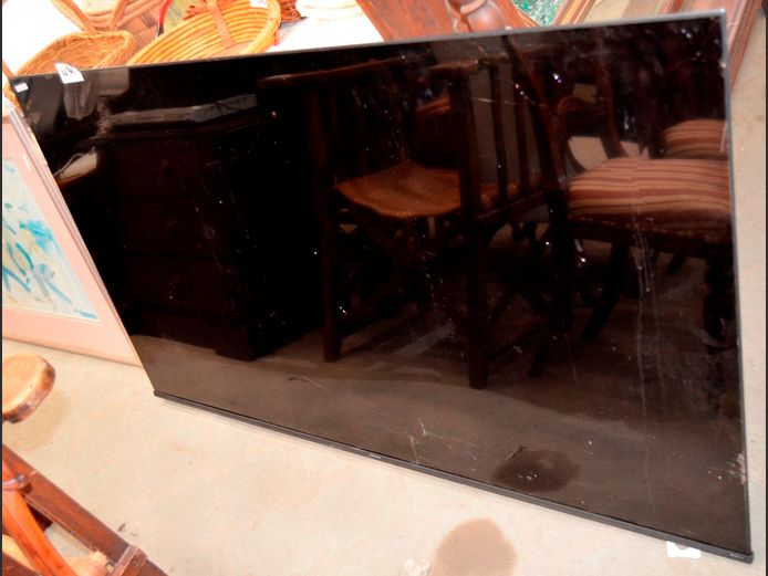 HISENSE 65" LED TV [Switches on, screen cracked] ### LICENCE PLEASE ###