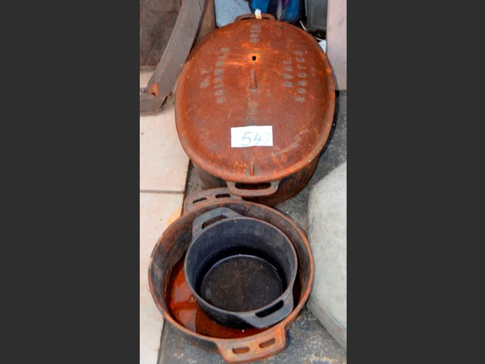 NO. 7 GRISWOLD CAST IRON DOUBLE ROASTER & 2 x FLAT BOTTOMED POTS [Rusty, handle broken]