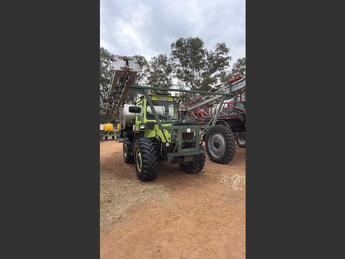 MB Trok 1100 hoogloop spuit + 24  gegalvaniseerde spuit balk.(2012- DYK 353 FS )