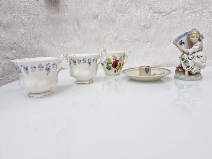 Vintage Ceramic Lot: 2x Royal Albert Cups, Knysna Saucer, 1 Floral Cup & Figural Napkin Holder