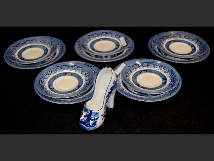 LOT: CHURCHILL BLUE & WHITE SIDE PLATES & SAUCERS