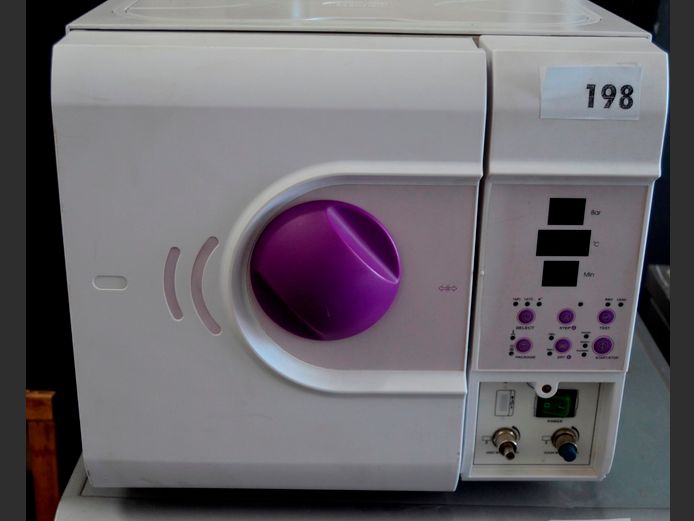 MEDICAL STERILISER/STEAMER [Switches on, faulty]